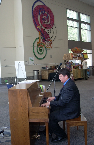 22009013.JPG - Will appears to play to an empty hall, but there is an ethusiastic crowd behind him.